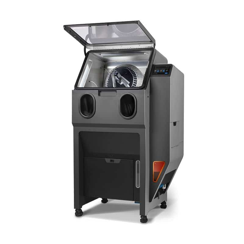 fuse-blast-formlabs Deux ingénieurs regardant matériau Ultimaker